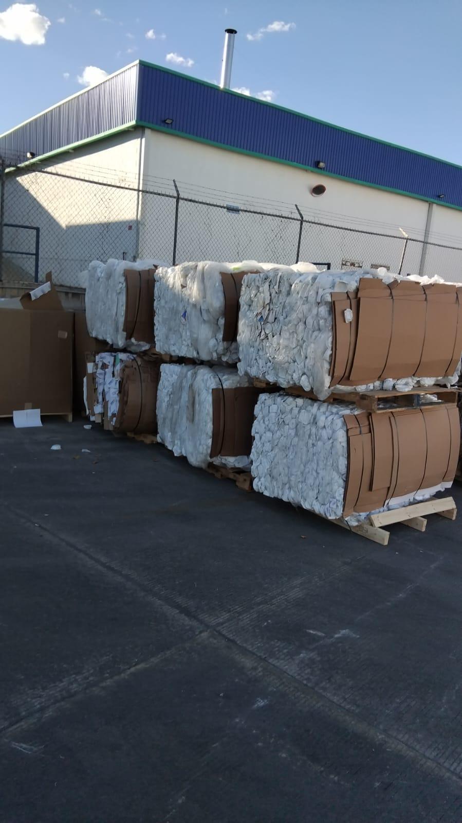 Pacas de material plástico compactado para reciclaje