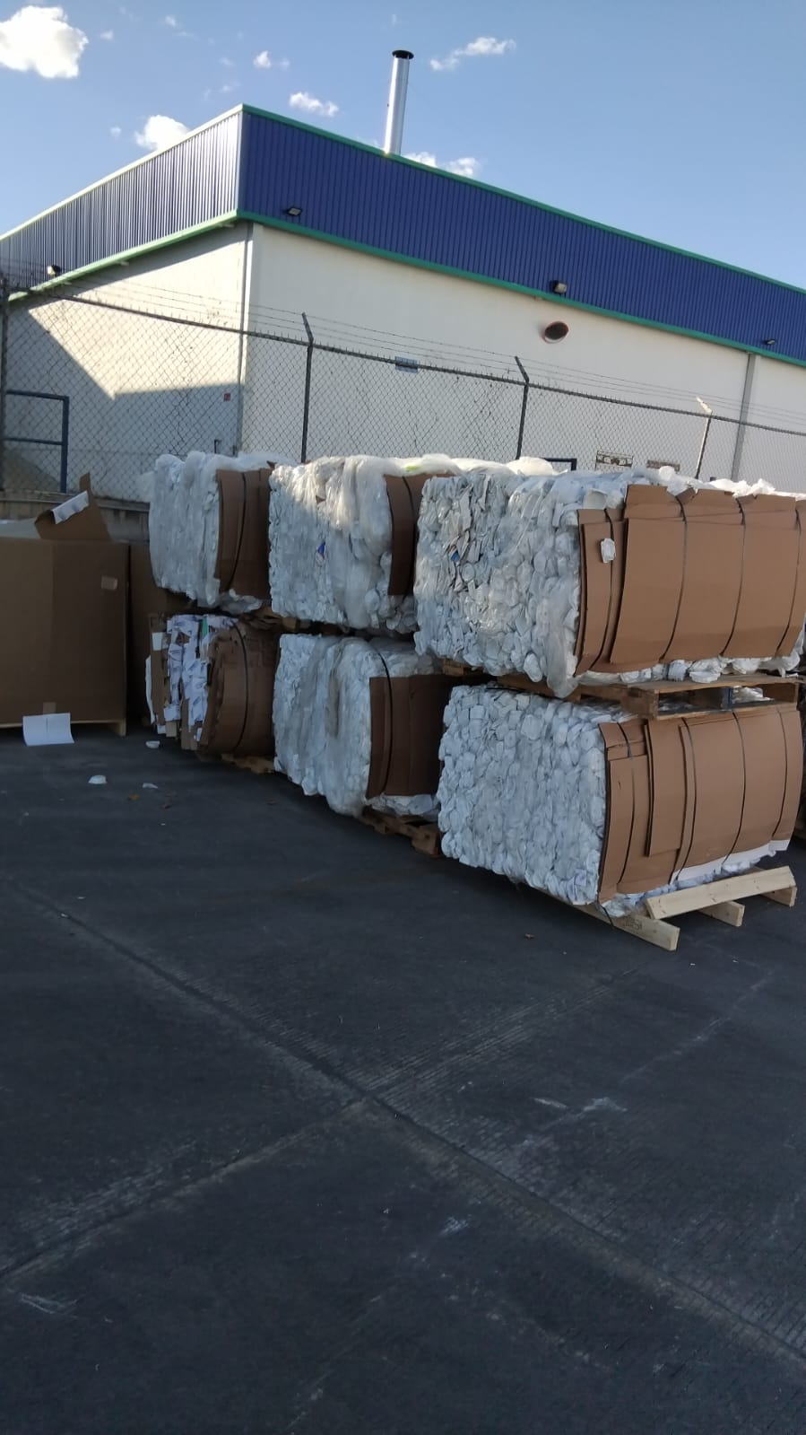 Pacas de material plástico compactado para reciclaje